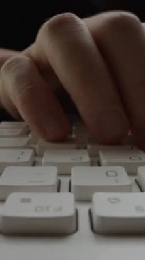 Bilgisayar klavyesinde parmaklarıyla daktilo eden hızlandırılmış yakın çekim adam. Makro yumuşak odaklı bebek çekimi. Bilgisayar programlama, metin sohbeti çevrimiçi mesajlaşma ve çevrimiçi pazarlama işi hiper hız kavramı.