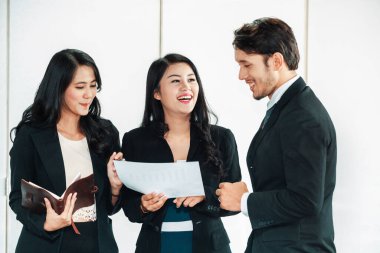 Grup toplantısındaki iş adamları iş arkadaşlarıyla ofiste çalışıyorlar. Şirket iş yeri konsepti. uds