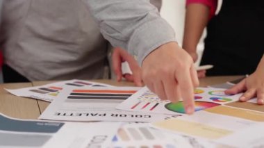 Tasarımcı ekibinin beyin fırtınası yaptığı ve grafik tasarımı için renk seçimi yaptığı el kapanışı ya da tasarım bürosunda krom danışmanlığı için danışmanlık isteyen bir müşteri. Değiştirilmiş