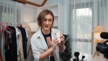 Kadın nüfuzlu kişi sosyal medya ya da blog için canlı yayın yapan video klip eleştirmeni Cilt Bakımı 'nı çekiyor. Kozmetik stüdyosu ışıklandırmalı mutlu genç kız çevrimiçi pazarlama oturumu yayını için..
