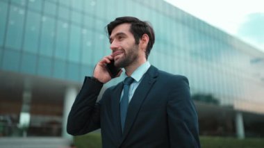 Bulanık bir geçmişle şehir merkezinde yürürken telefon eden yetenekli Kafkas proje yöneticisi. Profesyonel işadamı buluşma yerine giderken saati kontrol ediyor. Yoğun saatler. Sevinçli..