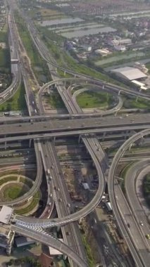 İHA ile alınan yoğun şehir trafiği ile karayolu kavşağının hava görüntüsü. Şehir otoyolu Bangkok 'un doğusundaki çevre yolunda, ulaşım ağında alındı..