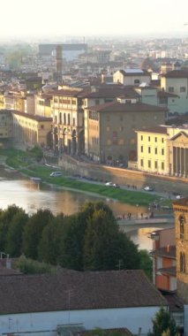 Florence Ponte Vecchio Köprüsü ve İtalya 'da City Skyline. Floransa, Toskana 'nın İtalyan bölgesinin başkentidir. Floransa, İtalya 'nın ortaçağ ticaretinin ve çağın en zengin şehirlerinin merkeziydi..