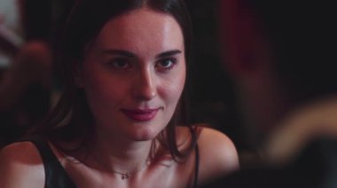 Odaklanmış güzel, çekici bir kadının portresi yatay manzaralı arkadaşlarla sohbet ediyor. Gece kulübünde sosyetik atmosferde doğal yüz güzelliği yakalamak. Vinosity.