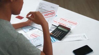 Stresli genç bayanın kredi kartı borçlarıyla ilgili mali sorunları var. Kötü kişisel para ve ipotek yönetimi krizi kavramının önemli bir göstergesi..