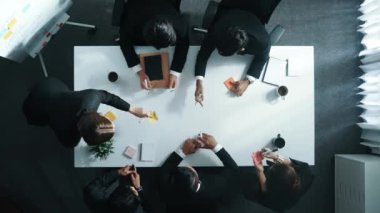 Profesyonel iş adamlarının yapışkan notlarla pazarlama fikirlerini yazıp paylaştıkları en tepeden aşağı hava görüşü. Çeşitli yönetici yöneticilerin birlikte çalışması ya da beyin fırtınası stratejisi. Müdürlük.