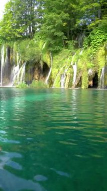 Hırvatistan 'ın Plitvice Gölleri' nin güzel şelale manzarası. Plitvice Gölleri Ulusal Parkı, Hırvatistan 'ın orta kesimindeki Karst Dağı' nda UNESCO Dünya Mirası olarak yer alıyor..