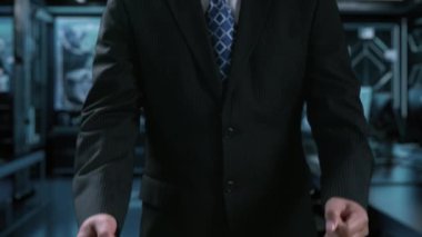 İş adamı siber güvenliğin özünü keşfeder. Siber koruma yöntemlerini, tehditleri derinlemesine araştır ve siber güvenlik duruşunu güçlendir. Siber güvenlik çağında UUID 'de gezinmek için gerekli