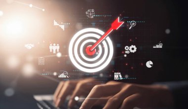 İş adamı müşteri hedef gruplarını belirlemek için verileri analiz eder, pazarlama stratejilerini rafine eder. Her hedef grubun özel ihtiyaçlarını karşılamak için iletiler gönderiliyor. EIDE