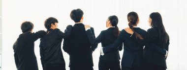 Ofis çalışanlarının panoramik afişi, arkadaşlık duruşu, başarılı takım çalışması ve iş istihdamı, İK işe alım konseptini simgeliyor. Kurnaz.