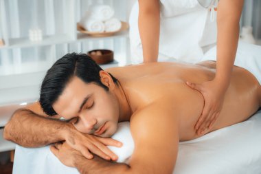 Kafkas erkek müşteri stres önleyici spa masajının keyfini çıkarıyor ve lüks otel veya oteldeki gündüz açık hava ortamında güzellik derisi eğlencesi ile şımartıyor. Sessiz.