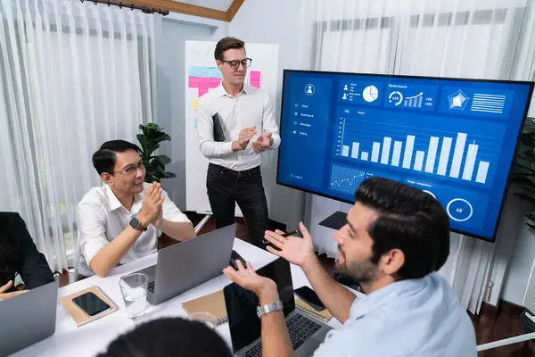 Ofiste sunum ya da analist ekibiyle toplantı odasında mali verileri analiz etmek için BI Fintech 'i kullanmak. İş adamları stratejik planlama için TV ekranında BI gösterge panelini inceliyor.