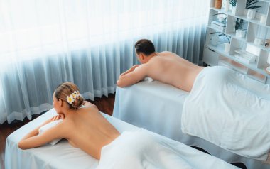 Kafkas çift müşterisi stres önleyici spa masajının keyfini çıkarıyor ve lüks otel veya oteldeki gündüz açık hava ortamında güzellik teniyle eğleniyor. Sessiz.