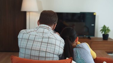 Büyükbaba ve torun birlikte TV 'de ilginç bir eğlence medyası izliyorlar. Eski üst düzey kullanım teknolojisi, genç nesil çapraz nesil ile iletişim kurarak aile bağlarını güçlendiriyor. Uyumsuzluk.