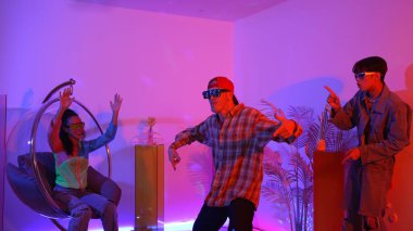 Stüdyoda gündelik kıyafetleri olan çok kültürlü bir arkadaş tezahürat yaparken mutlu hipster break dansları. Profesyonel sokak dansçısı hip hop ritmi ya da neon veya kurşun ışıkla kafiyeli bir şarkı söyler. Mutluluk.