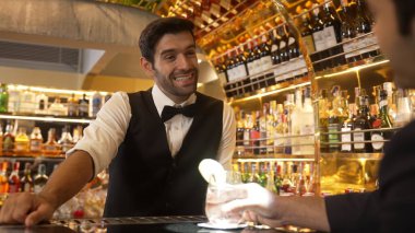 Akıllı barmen, lüks bir tezgahta arkadaşını beklerken limonlu cin kokteyli ikram ediyor. Barmen, canlı gece hayatı parti atmosferinde mükemmel hizmet veriyor. Vinosity.