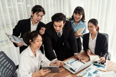 Ofis masasındaki finansal veri raporlarını analiz eden çeşitli bir grup iş analisti. Stratejik pazarlama planlaması için iş zekası analizi çizelgesi ve grafiği.