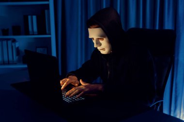 Beyaz suçlu anonim maskesi kodlama şifrelemesi yüklüyor. Programlama ile güvensiz mahremiyet sağlamaya çalışıyor. Bilgisayardan fidye için büyük bir veritabanı almaya çalışıyor. Bireysel.