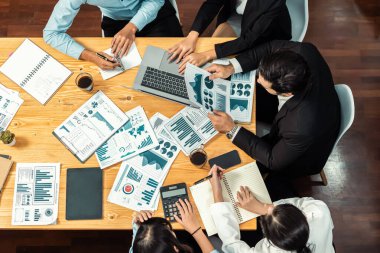 Toplantı masasındaki finansal veri raporlarını analiz eden çeşitli iş analist gruplarının geniş görüşü. İş zekası analizine göre çizelge ve grafik paneli. Çok titiz.