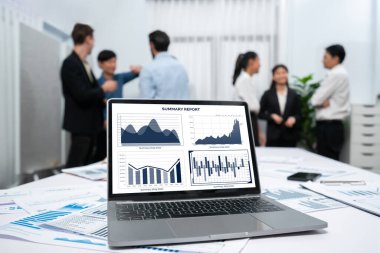 BI Fintech 'in analitik veri tabanı bilgisayarında bulanık arkaplandaki finansal verileri analiz etmek için görüntülenmiş iş adamlarının iş planlamasında içgörü gücü analizi.