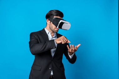 Takım elbiseli zeki bir iş adamı metaevreni bağlamak için sanal gerçeklik gözlüğü takıyor. Profesyonel proje yöneticisi görsel gerçeklik kulaklığı kullanarak holograma bakıyor. Teknoloji yeniliği. Sapma.