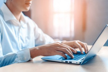 İşadamı ofisteki bir dizüstü bilgisayarın klavyesini daktilo ediyor. İş ve finans kavramı. uds