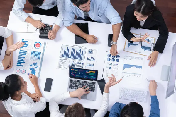 Üst düzey analist ekibi toplantı odasındaki mali verileri analiz etmek için BI Fintech 'i kullanıyor. İş anlayışı ve stratejik pazarlama planlaması için kağıt üzerinde analitik BI gösterge paneli. Tedbirli