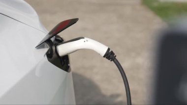 Elektrikli taşıt teknolojisi konut alanı ya da EV akü şarjı için ev şarj istasyonu olarak kullanılır. Gelecekteki çevre için temiz ve sürdürülebilir enerji ile çevre dostu ulaşım. Titiz