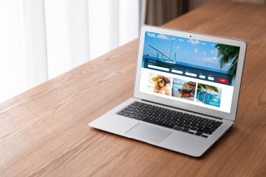 Model arama ve seyahat planlama için internet sitesi uçuş, otel ve tur rezervasyonları için anlaşma ve paket sunuyor