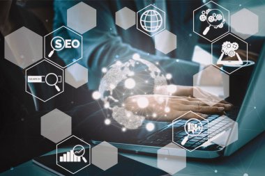 SEO - Çevrimiçi Pazarlama Konsepti için Arama Motoru Optimizasyonu. Müşteri arama ve pazar stratejisini optimize ederek anahtar kelime araştırma web sitesinin tanıtımını gösteren modern arayüz. uds