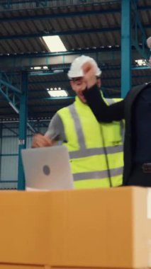 İki fabrika işçisi fabrikada ya da depoda başarıyı kutluyor. Endüstri işi başarı kavramı .