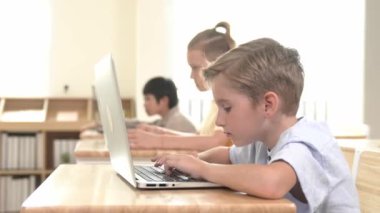 Kafkas akıllı çocuk yazılım sistemi programlama ve mühendislik kodları hakkında çok kültürlü araştırmalar yaparken kodlamayı öğrenme. Mutlu çocuk dizüstü bilgisayar kullanarak mühendislik dersi vermeyi düşünüyor. Pedagoji.