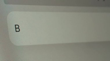 Arama çubuğunda kullanıcı tipi İş. İşadamı para kazanmak için yatırım metodu, başarılı ve lüks yaşam için yönetim verileri istiyor. Çevrimiçi arama teknolojisi kavramı. Webography.
