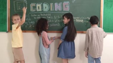 Çeşitli öğrenci yazma kurulu kodlama mühendisliği kodları ve programlama sistemi hakkında yapay zeka komut üretmek ve kameraya özgüvenle bakmak için geri dönmek. Çocuklar şifreyi öğreniyor. Pedagoji.