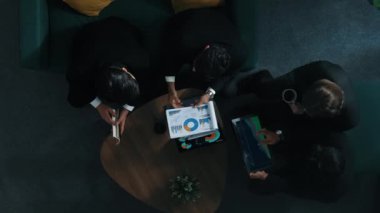 Profesyonel iş adamlarının üst düzey görüşü, akıllı iş adamları toplantı odasından çıkarken dizüstü bilgisayar ve finans grafiği kullanarak borsa yatırım verilerini analiz ediyor. Yaratıcı iş. Müdürlük.