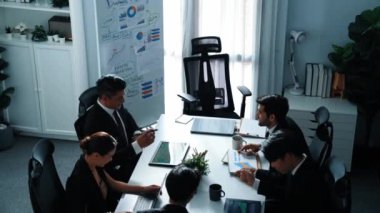Profesyonel yönetici görüşü, çeşitli iş adamlarından oluşan bir grup başarılı projeyi dinlerken ve el çırparken çeşitli takımlara satışların arttığını gösteriyor. Müdürlük.