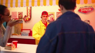 Kafkasyalı restoran çalışanı servis müşterisi olarak şarkıya geçiyor. Profesyonel garson enerjik bir hareket sergilerken çeşitli arkadaşları hip hop müziğini çılgınca, komik bir tonda hareket ettiriyor. Mutluluk.