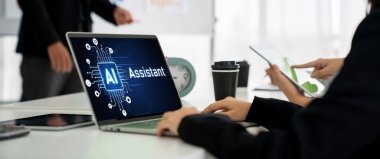 Yapay zeka teknolojisini çalıştırmak için komut mühendisi ve kullanıcı kolaylığı için üretici yapay zeka yardımcı araçları insanların yapay zeka işlevlerini teşvik ederek yapay zekayı çalıştırmalarına yardımcı olur