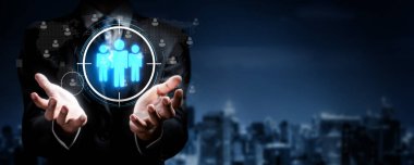 İş adamı müşteri hedef gruplarını belirlemek için verileri analiz eder, pazarlama stratejilerini rafine eder. Her hedef grubun özel ihtiyaçlarını karşılamak için iletiler gönderiliyor. FaaS