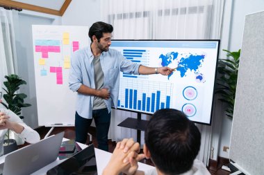 Ofiste sunum ya da analist ekibiyle toplantı odasında mali verileri analiz etmek için BI Fintech 'i kullanmak. İş adamları stratejik planlama için TV ekranında BI gösterge panelini inceliyor.