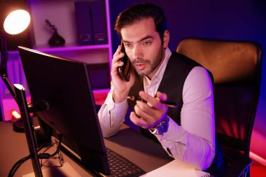 Akıllı iş adamı, akıllı telefondan ortağını ya da yatırımcısını arıyor. Hedef pazar veritabanı klasöründe satış kanalı disiplinlerini, Neon Dark Light Room 'daki ürün hizmetlerini analiz etmek için tartışıyor. Tahmin et..