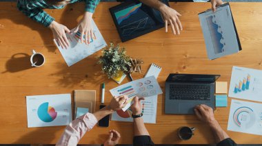 Zeki iş adamlarının grafikleri analiz etmek için el ele çalışmalarının en alt seviyesi. Piyasa borsası raporuyla finansal planı tartışan yetenekli bir pazarlama ekibi. Cemaat.