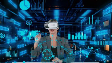 İş kadını ağ bilgisi dünya pazarı grafik analizini seçiyor VR gelecekteki küresel yenilik iş arayüzü dijital bilgi ağı teknolojisi sanal hologramı sunucuda. Kısıtlanma.