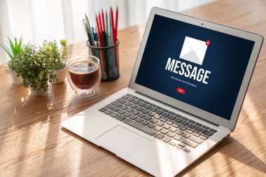 Bilgisayar ekranında rahatça görünen e-posta bildirim iletisi. Dijital pazarlama iletisi bilgi metni iş dünyasından müşteriye