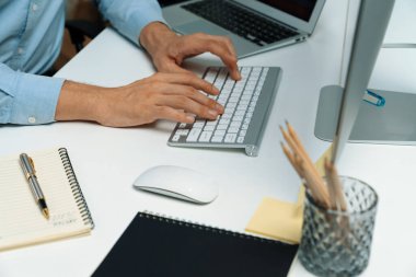 Bilgisayarda bilgisayar ve bilgisayar üzerinde çalışan ve uygulama projesinde kodlama programı olan bilgisayar geliştiricisinin kırpılmış görüntüsü. Teknik mühendis önemli not listeleri yazıyor. Bireysel.