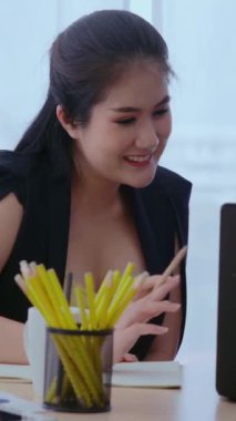 Yaratıcı iş adamları modern işyerindeki ofis masasında sohbet ediyorlar. Şirket uluslararası iş kavramı.