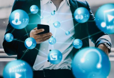 Sosyal medya ve gençlerin ağ konsepti. Dijital sektörde müşteri etkileşimini sağlamak için çevrimiçi sosyal bağlantı ağını ve medya kanallarını gösteren modern grafik arayüzü. uds