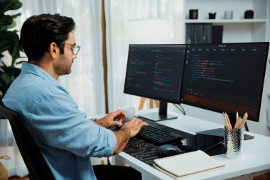 Akıllı IT geliştiricisi yazılım geliştirme kodlaması ile modern ofisteki iki bilgisayar kodlu bilgisayar sistemi üzerinde uygulama programı güncelleme çevrimiçi web sitesi yaratıyor. Tahmin et..
