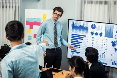 İş adamı, finansal rapor veri analizi veya pazar eğilimi gösterisiyle iş sunumunu şirketin gelecekteki yönetiminde stratejik planlama için büyük bir TV ekranında sundu. Çok titiz.
