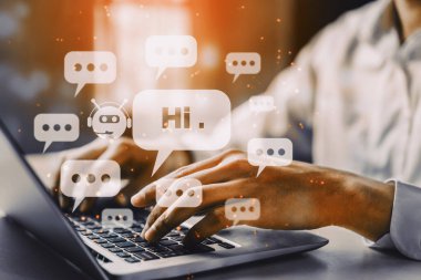 Al Chatbot akıllı dijital müşteri hizmetleri uygulaması konsepti. Bilgisayar ya da mobil aygıt uygulaması kullanılıyor. Yapay zeka sohbet botu otomatik olarak çevrimiçi iletiye cevap veriyor.